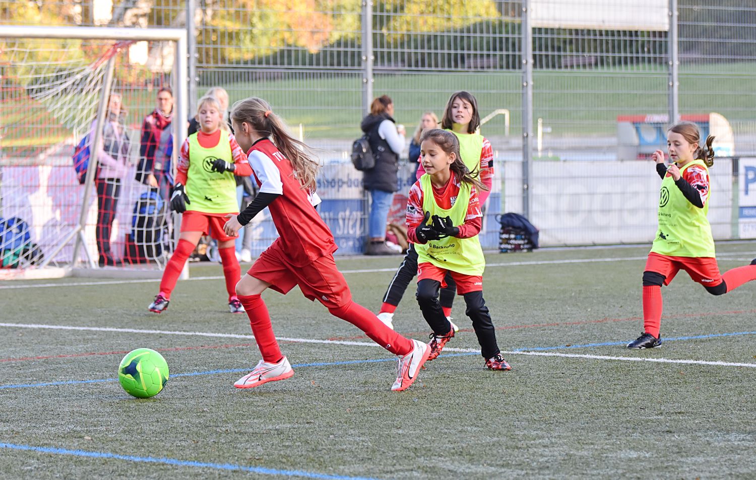 Mit dem Heimvorteil im Rücken wollen die E-Juniorinnen der TSG Backnang dem TV Oeffingen den Ball abjagen. Foto: Tobias Sellmaier
